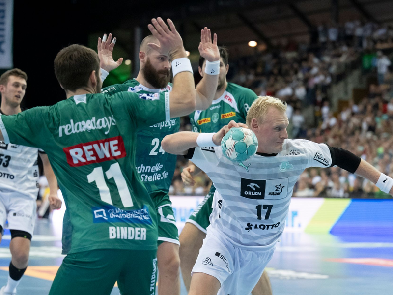 Die Kieler um Patrick Wiencek (r) mussten sich in Leipzig geschlagen geben. - Foto: Hendrik Schmidt/dpa