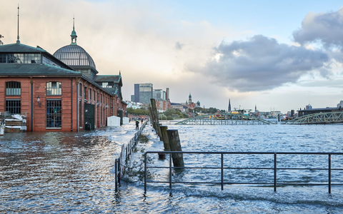 Der Hambuger Fischmarkt mit der Fischauktionshalle steht teilweise unter Wasser. - Foto: Georg Wendt/dpa