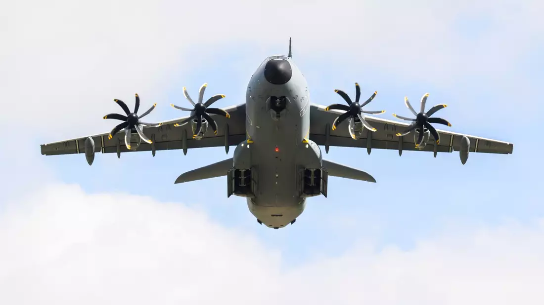 Militärtransporter vom Typ A400M der Bundeswehr sollen deutsche Staatsbürger aus Israel ausfliegen. - Bild: Julian Stratenschulte/dpa
