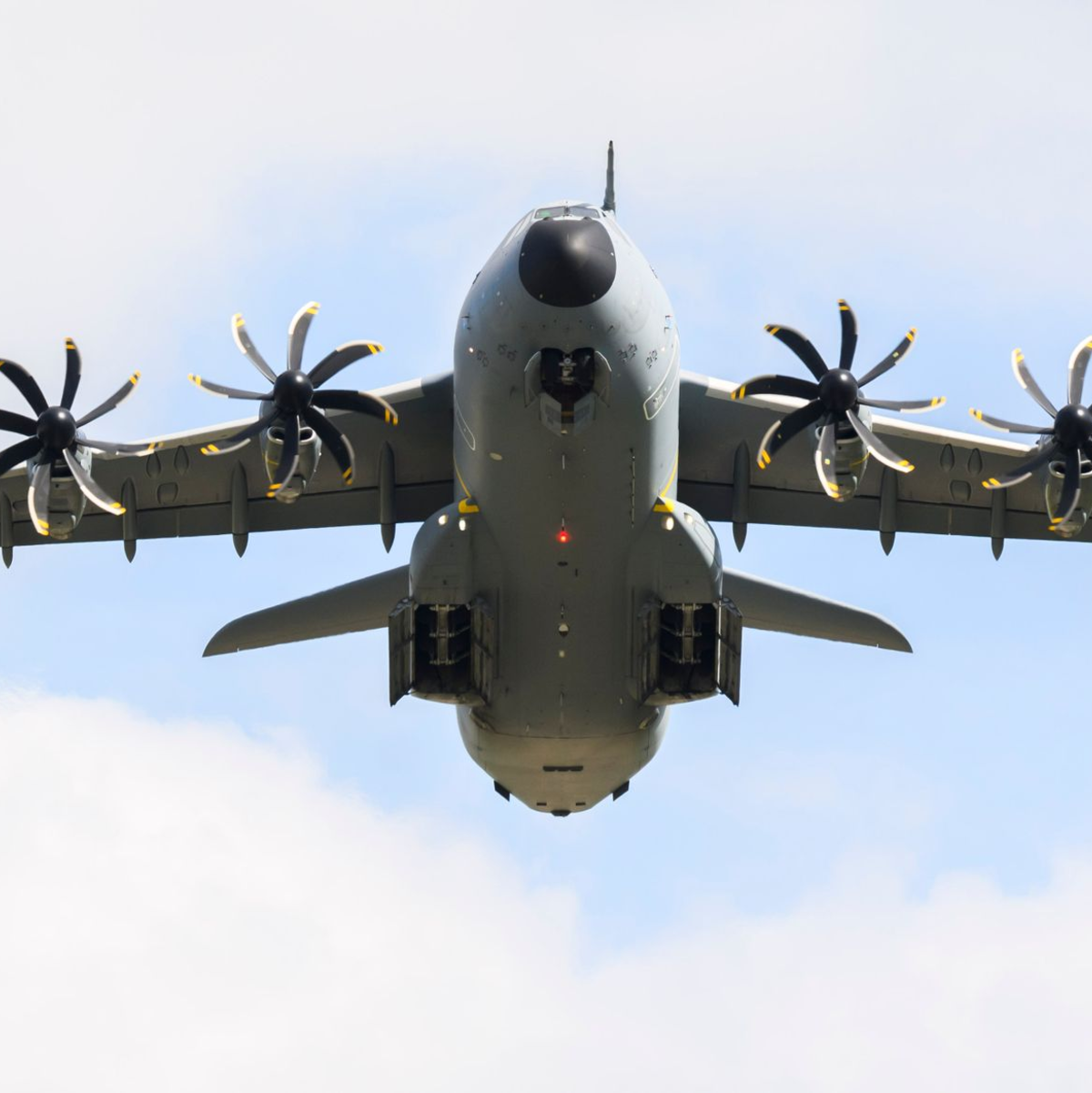 Militärtransporter vom Typ A400M der Bundeswehr sollen deutsche Staatsbürger aus Israel ausfliegen. - Foto: Julian Stratenschulte/dpa