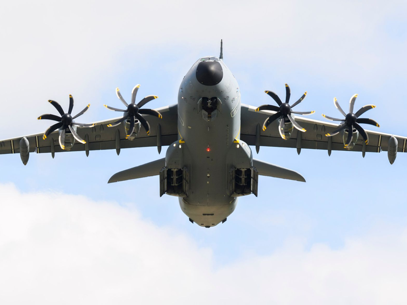 Militärtransporter vom Typ A400M der Bundeswehr sollen deutsche Staatsbürger aus Israel ausfliegen. - Foto: Julian Stratenschulte/dpa