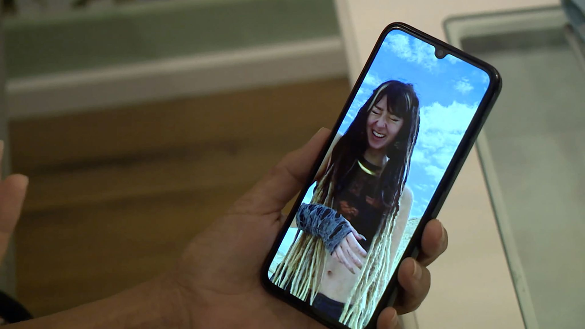 Shani Louks Tante Orly Louk zeigt ein Foto ihrer 22-jährigen Nichte. Die Familie verlangt von der Bundesregierung mehr Einsatz. - Foto: David Pichler/TNN/dpa