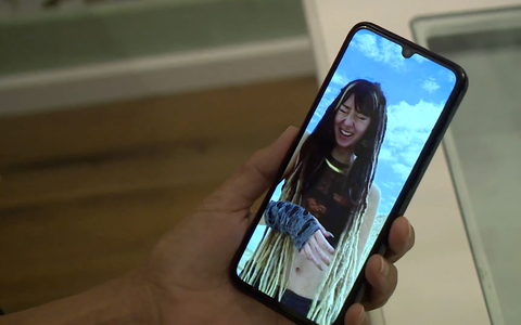 Shani Louks Tante Orly Louk zeigt ein Foto ihrer 22-jährigen Nichte. Die Familie verlangt von der Bundesregierung mehr Einsatz. - Foto: David Pichler/TNN/dpa