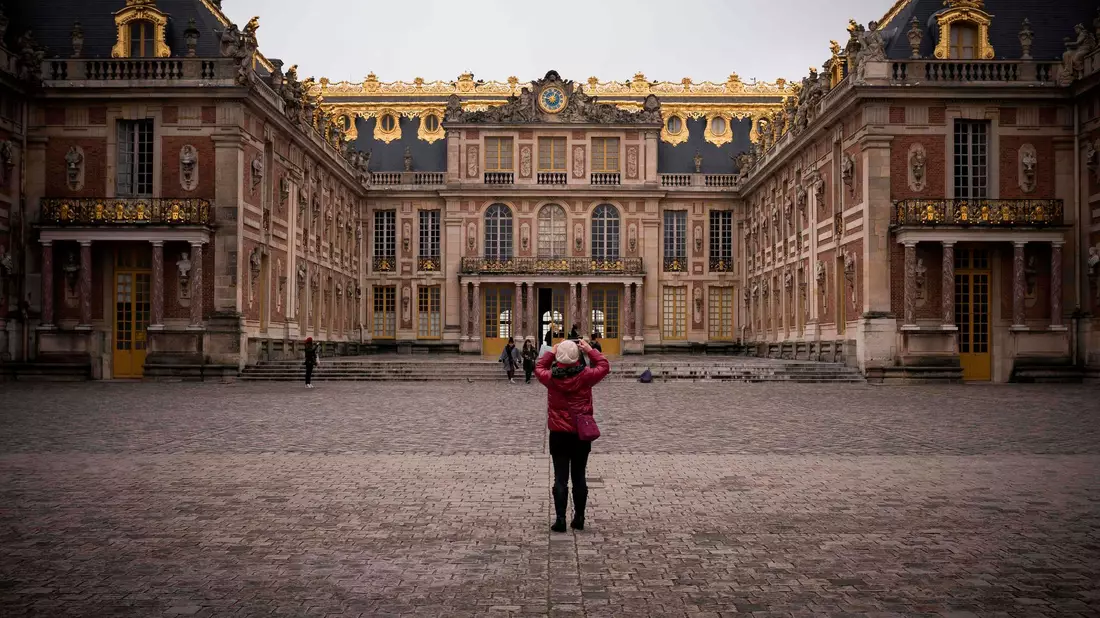 Das Schloss von Versailles wurde am Nachmittag geräumt (Archivbild). - Bild: Lionel Bonaventure/AFP/dpa