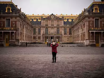 Das Schloss von Versailles wurde am Samstagnachmittag geräumt (Archivbild). - Foto: Lionel Bonaventure/AFP/dpa