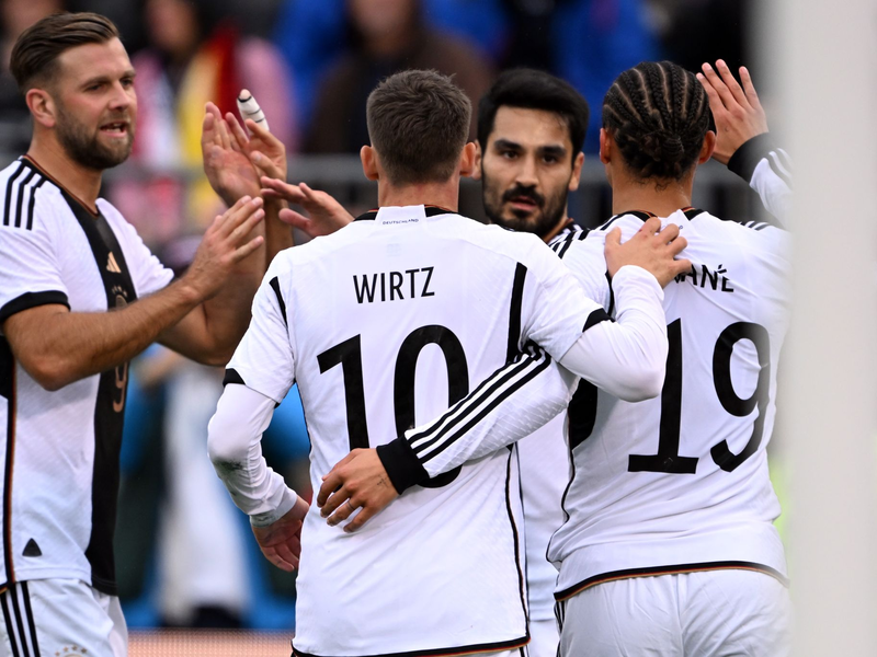 Deutschlands Jamal Musiala, Niclas Füllkrug und Leroy Sané (l-r) bejubeln das zwischenzeitliche 1:1. - Foto: Federico Gambarini/dpa