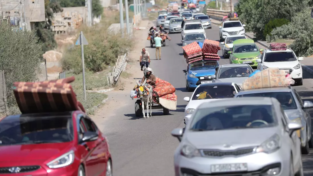 Palästinenser fliehen mit ihren Habseligkeiten aus dem Gazastreifen. - Bild: Atia Darwish/APA Images via ZUMA Press Wire/dpa