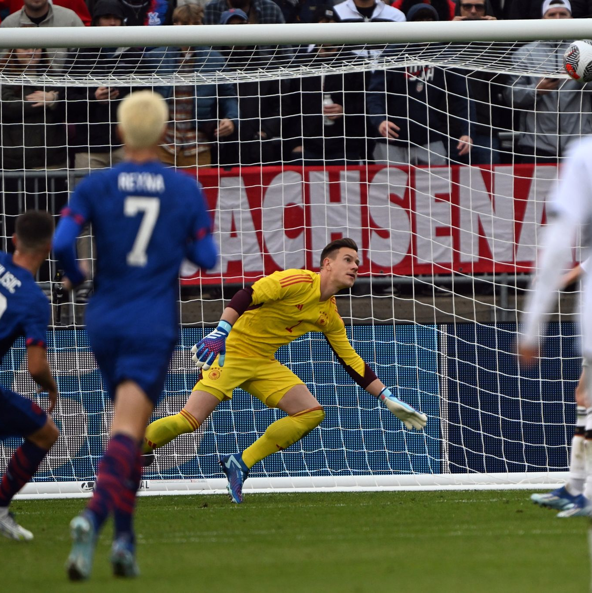 Christian Pulisic (2.v.l.) brachte die USA mit einem sehenswerten Schuss in Führung. - Foto: Federico Gambarini/dpa