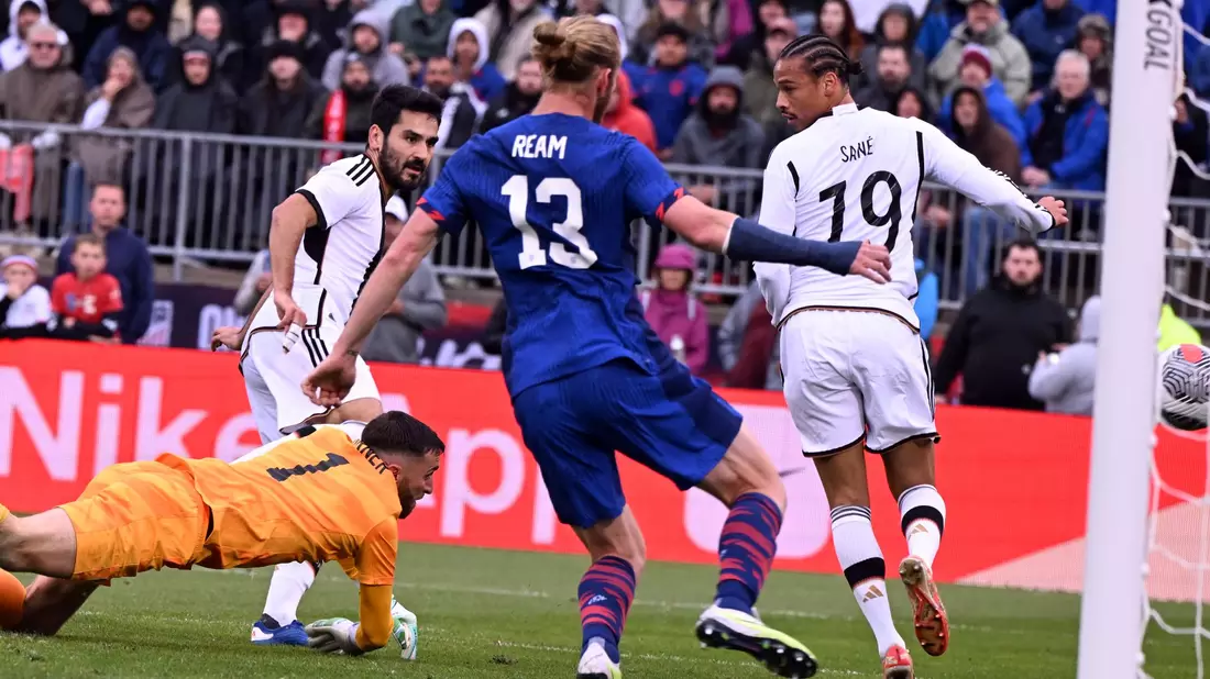 Deutschlands Ilkay Gündogan (l) traf zum zwischenzeitlichen 1:1. - Bild: Federico Gambarini/dpa
