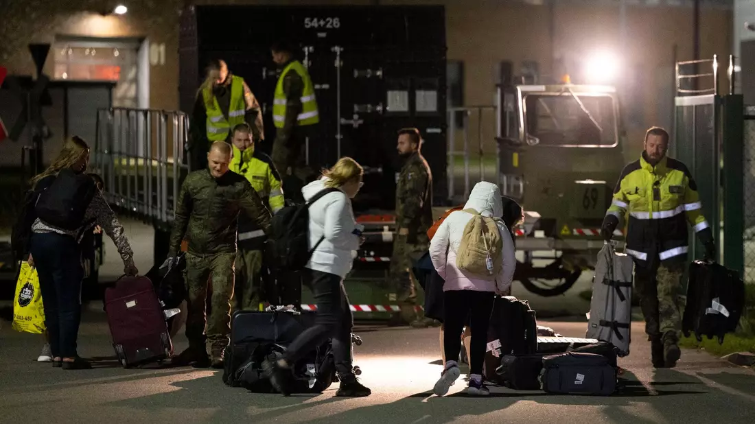 Angehörige der Bundeswehr laden das Gepäck der aus Israel eingeflogenen Deutschen aus. - Bild: Christoph Reichwein/dpa