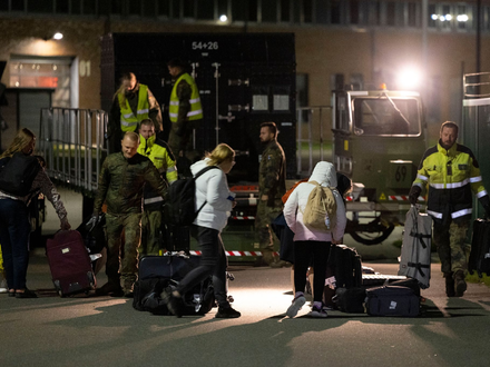 Angehörige der Bundeswehr laden in Wunstorf das Gepäck der aus Israel eingeflogenen Deutschen aus. - Foto: Christoph Reichwein/dpa