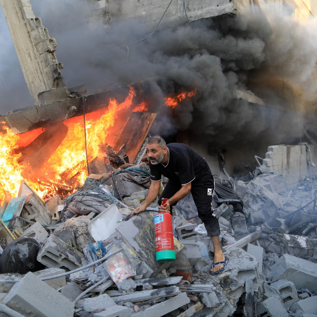 Nach einem israelischen Luftangriff in der Stadt Khan Yunes im südlichen Gazastreifen löschen Menschen das Feuer in den Trümmern. - Foto: Yasser Qudih/XinHua/dpa