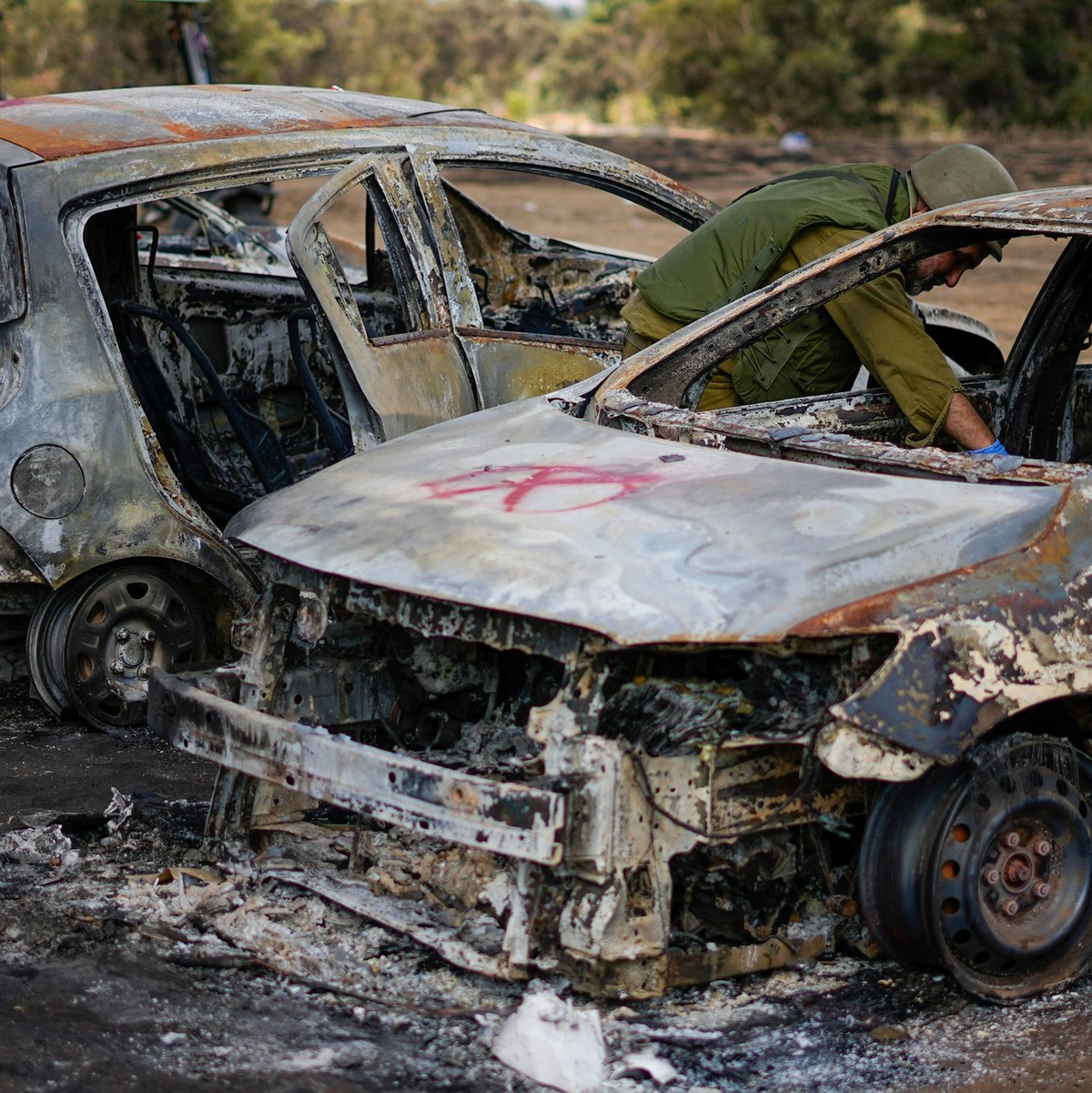 Ausgebrannte Wagen stehen auf dem Gelände eines Musikfestivals nahe der Grenze zum Gazastreifen. Mindestens 260 israelische Festivalbesucher wurden bei dem Angriff am vergangenen Samstag (07.10.2023) getötet. - Foto: Ariel Schalit/AP/dpa