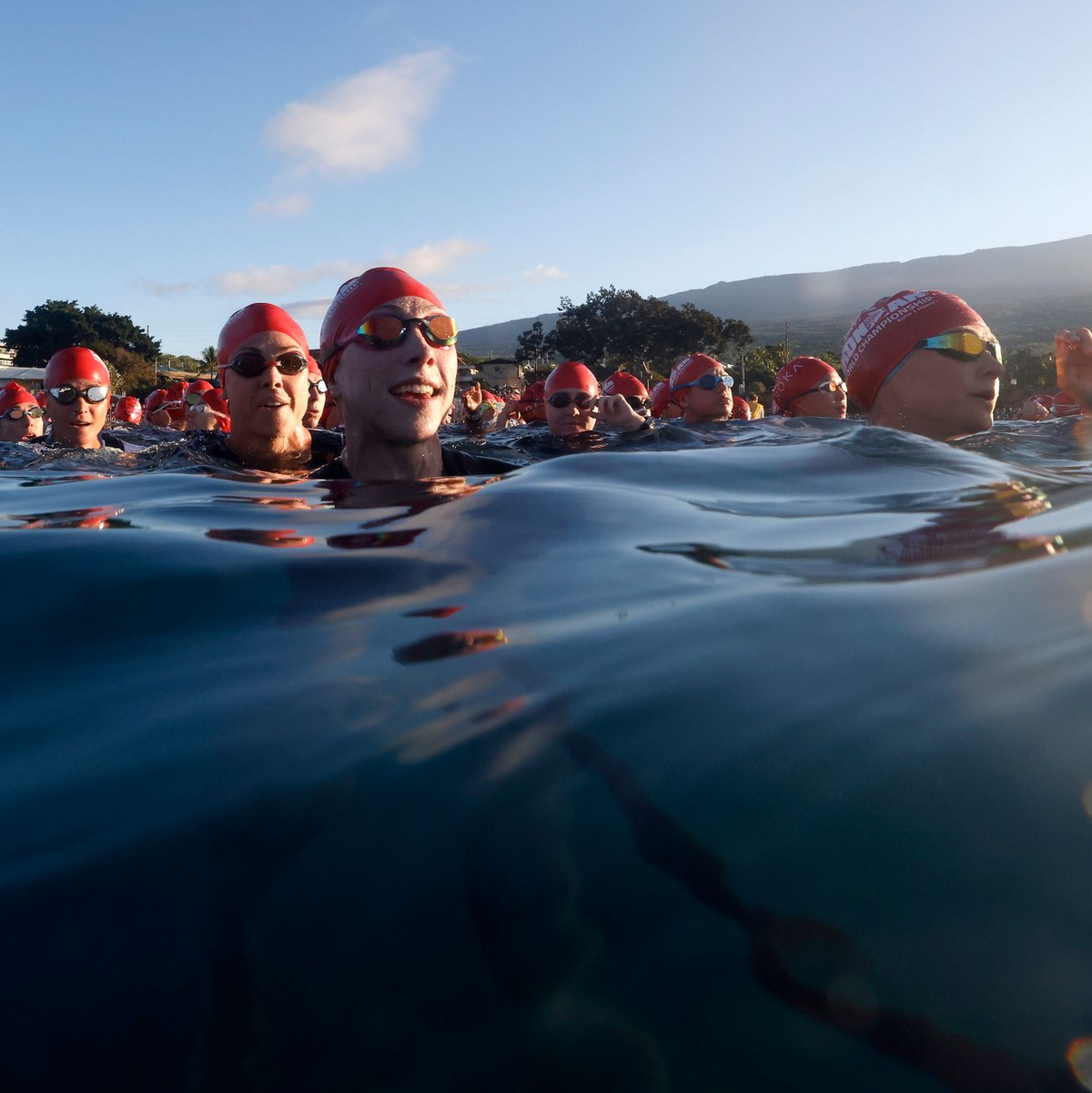Athletinnen im Wasser. - Foto: Sean M. Haffey/Getty Images for IRONMAN/dpa