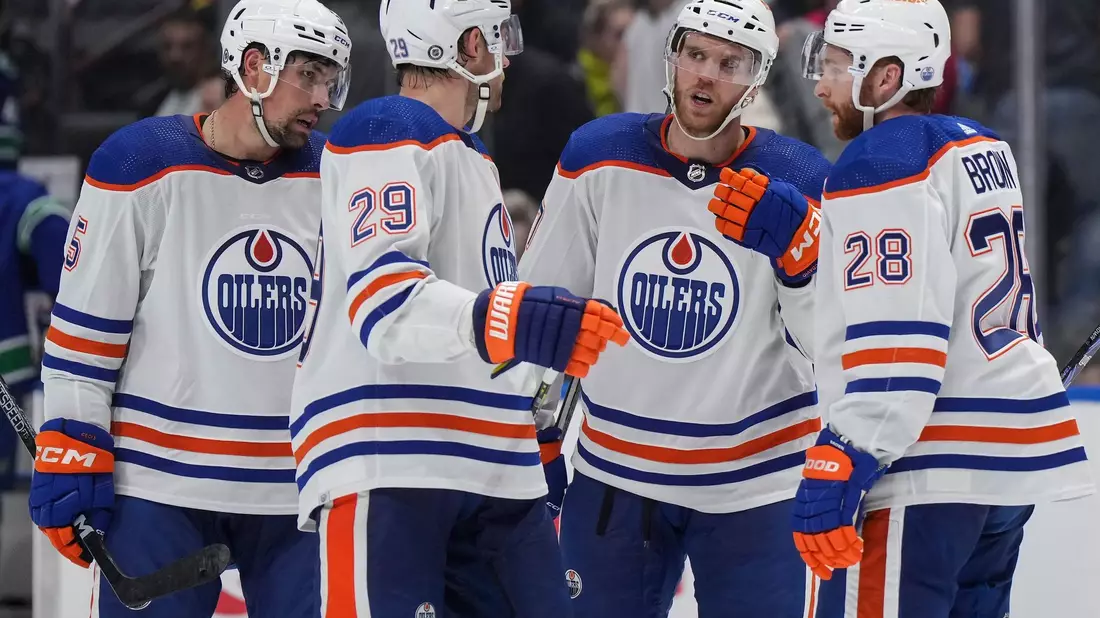 Die Edmonton Oilers um Leon Draisaitl (2.v.l) verloren auch ihr zweites Saisonspiel. - Bild: DARRYL DYCK/The Canadian Press/AP/dpa