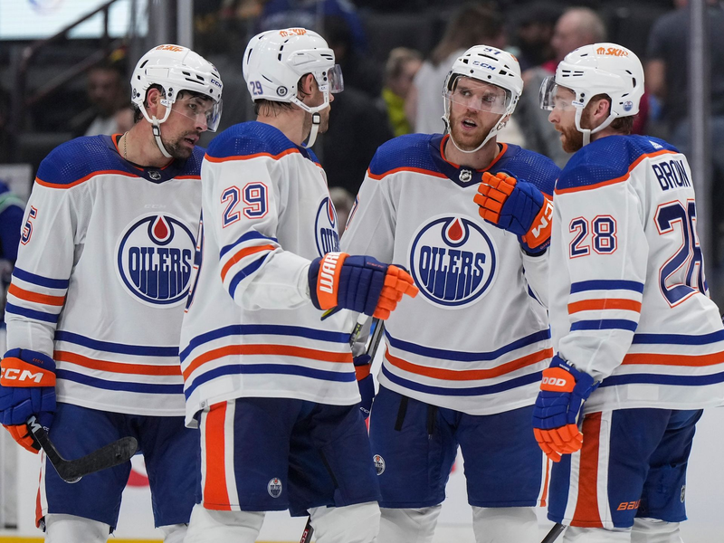 Die Edmonton Oilers um Leon Draisaitl (2.v.l) verloren auch ihr zweites Saisonspiel. - Foto: DARRYL DYCK/The Canadian Press/AP/dpa