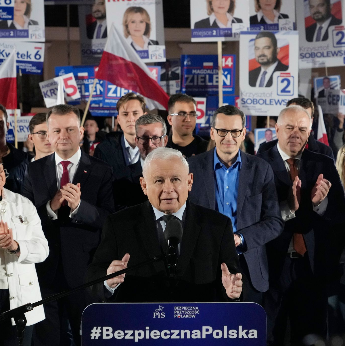 Jaroslaw Kaczynski (M) spricht zu seinen Anhängern während einer Wahlkampfveranstaltung. - Foto: Czarek Sokolowski/AP/dpa