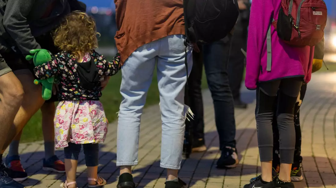 In Sicherheit: Diese Familie mit vier Kindern ist mit dem zweiten Transportflugzeug der Bundeswehr nach Deutschland gekommen. - Bild: Christoph Reichwein/dpa