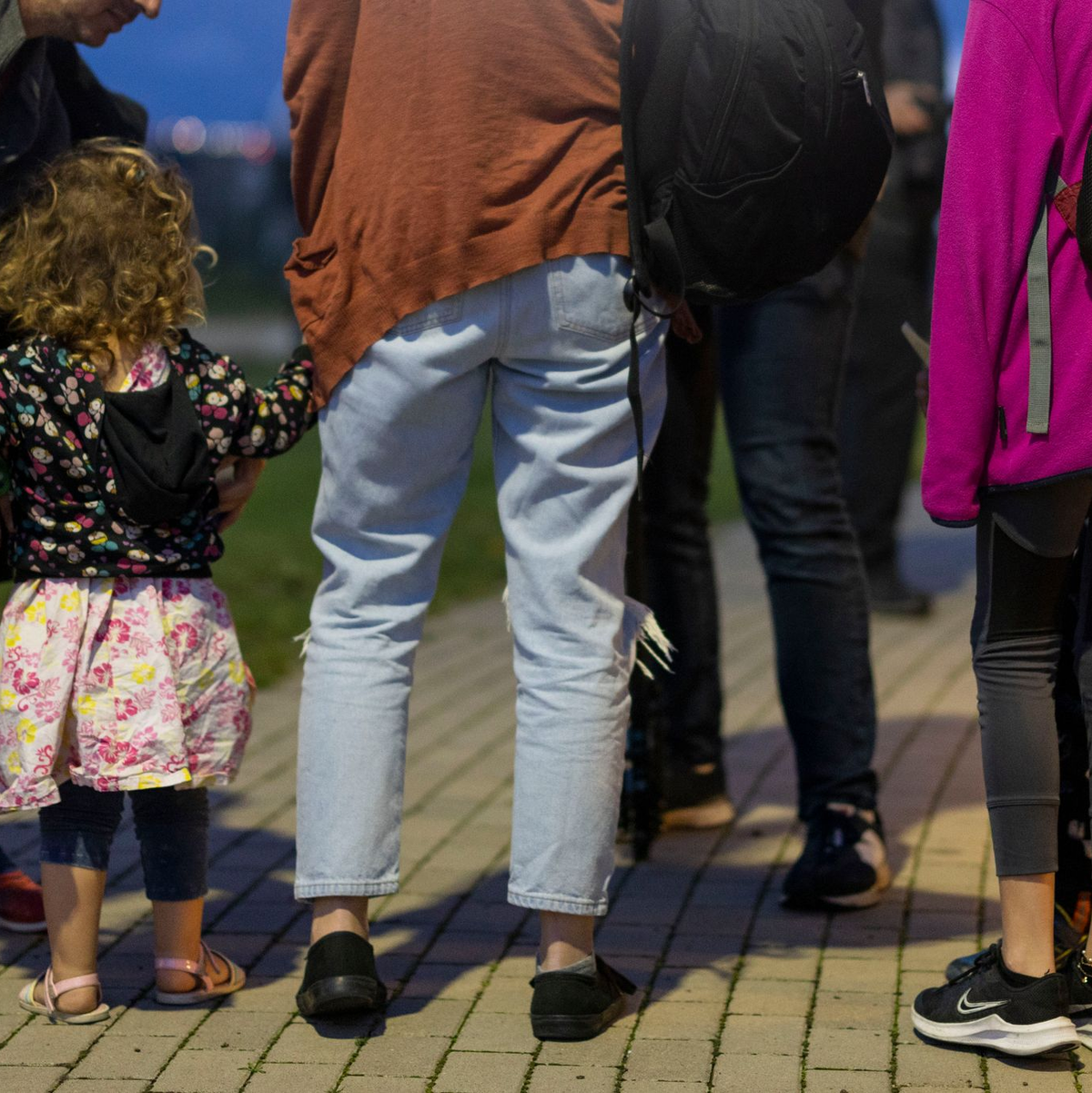 In Sicherheit: Diese Familie mit vier Kindern ist mit dem zweiten Transportflugzeug der Bundeswehr nach Deutschland gekommen. - Foto: Christoph Reichwein/dpa