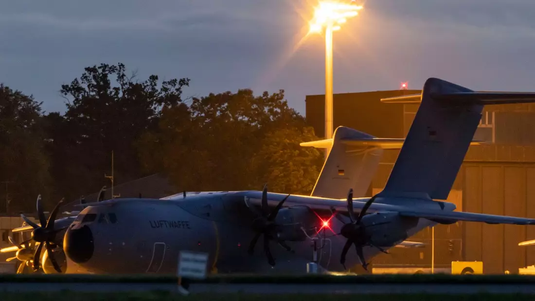 Das zweite Transportflugzeug vom Typ A400M der Bundeswehr mit Passagieren aus Israel auf dem Flugplatz in Wunstorf. - Bild: Christoph Reichwein/dpa