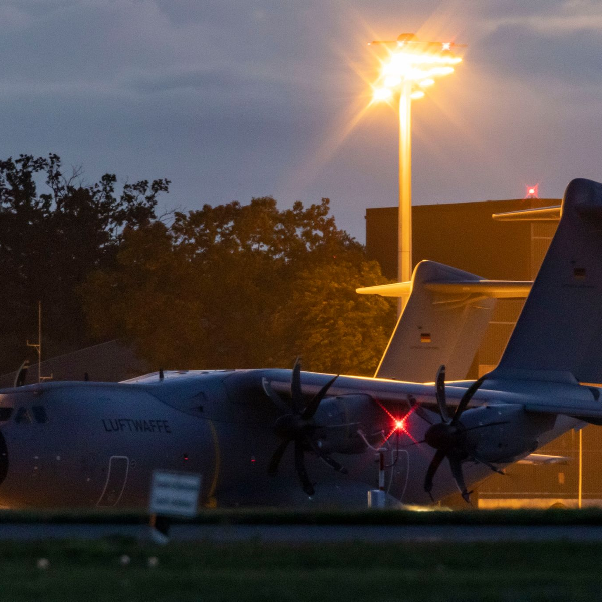 Das zweite Transportflugzeug vom Typ A400M der Bundeswehr mit Passagieren aus Israel auf dem Flugplatz in Wunstorf. - Foto: Christoph Reichwein/dpa