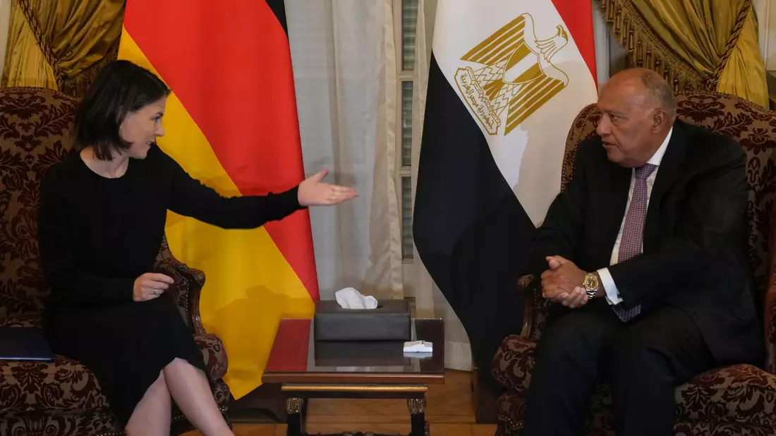Bundesaußenministerin Annalena Baerbock im Gespräch mit ihrem ägyptischen Amtskollegen Samih Schukri in Kairo. - Bild: Amr Nabil/AP/dpa