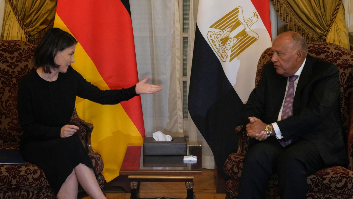 Bundesaußenministerin Annalena Baerbock im Gespräch mit ihrem ägyptischen Amtskollegen Samih Schukri in Kairo. - Foto: Amr Nabil/AP/dpa