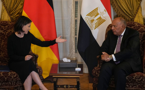 Bundesaußenministerin Annalena Baerbock im Gespräch mit ihrem ägyptischen Amtskollegen Samih Schukri in Kairo. - Foto: Amr Nabil/AP/dpa Bundesaußenministerin Annalena Baerbock im Gespräch mit ihrem ägyptischen Amtskollegen Samih Schukri in Kairo. - Foto: Amr Nabil/AP/dpa