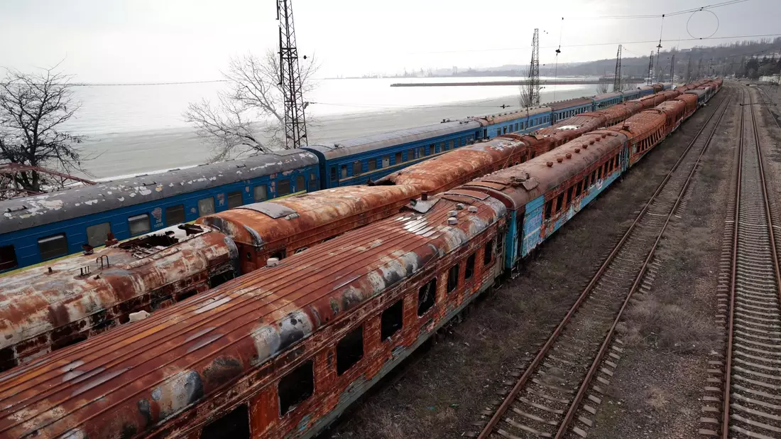Ausgebrannte Waggons am Bahnhof in Mariupol. Russland soll an einer neuen Bahnstrecke in die Küstenstadt arbeiten (Archivbild). - Bild: Alexei Alexandrov/AP/dpa