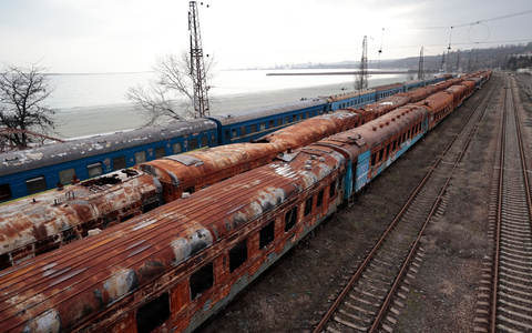 Ausgebrannte Waggons am Bahnhof in Mariupol. Russland soll an einer neuen Bahnstrecke in die Küstenstadt arbeiten (Archivbild). - Foto: Alexei Alexandrov/AP/dpa Ausgebrannte Waggons am Bahnhof in Mariupol. Russland soll an einer neuen Bahnstrecke in die Küstenstadt arbeiten (Archivbild). - Foto: Alexei Alexandrov/AP/dpa