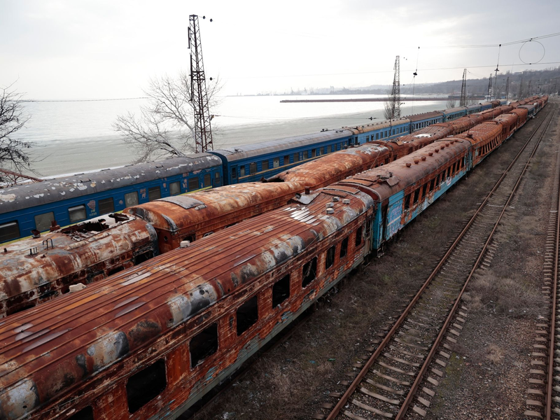 Ausgebrannte Waggons am Bahnhof in Mariupol. Russland soll an einer neuen Bahnstrecke in die Küstenstadt arbeiten (Archivbild). - Foto: Alexei Alexandrov/AP/dpa
