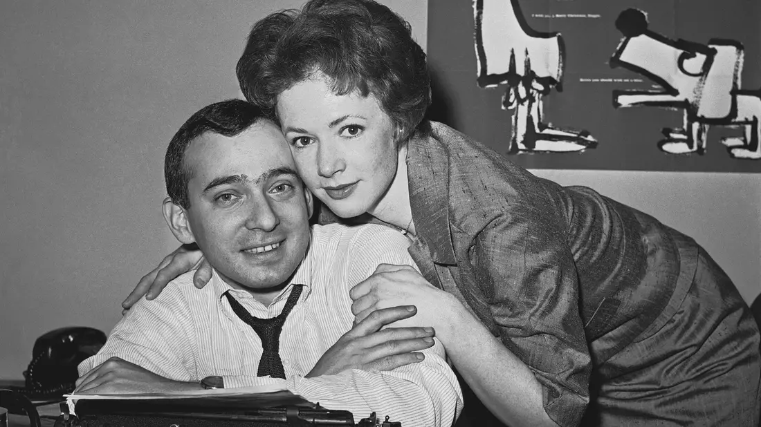Die Schauspielerin Piper Laurie umarmt ihren späteren Ehemann, den Theaterreporter und Filmkritiker Joseph M. Morgenstern (1961). - Bild: John Lent/AP