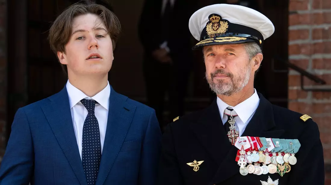 Prinz Christian von Da?nemark und Kronprinz Frederik (r) stehen am Dom St. Marien zu Hadersleben (Haderslev). - Bild: Bernd von Jutrczenka/dpa