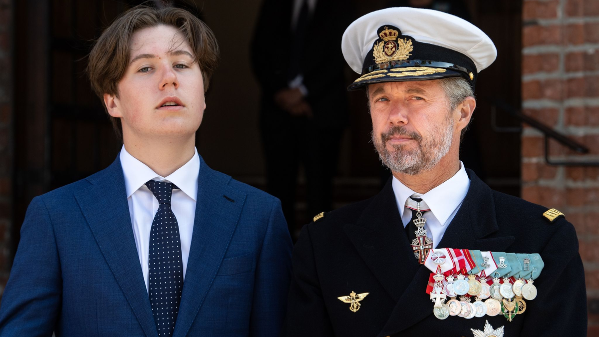 Prinz Christian von Da?nemark und Kronprinz Frederik (r) stehen am Dom St. Marien zu Hadersleben (Haderslev). - Foto: Bernd von Jutrczenka/dpa