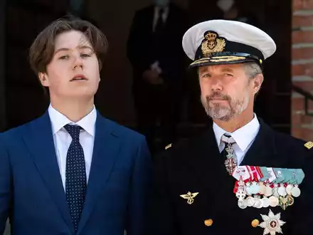 Prinz Christian von Da?nemark und Kronprinz Frederik (r) stehen am Dom St. Marien zu Hadersleben (Haderslev). - Foto: Bernd von Jutrczenka/dpa