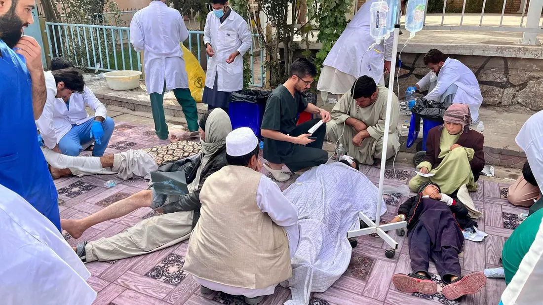 Ärzte kümmern sich in Herat um Verletzte nach dem Beben. - Bild: -/MSF Afghanistan/AP/dpa