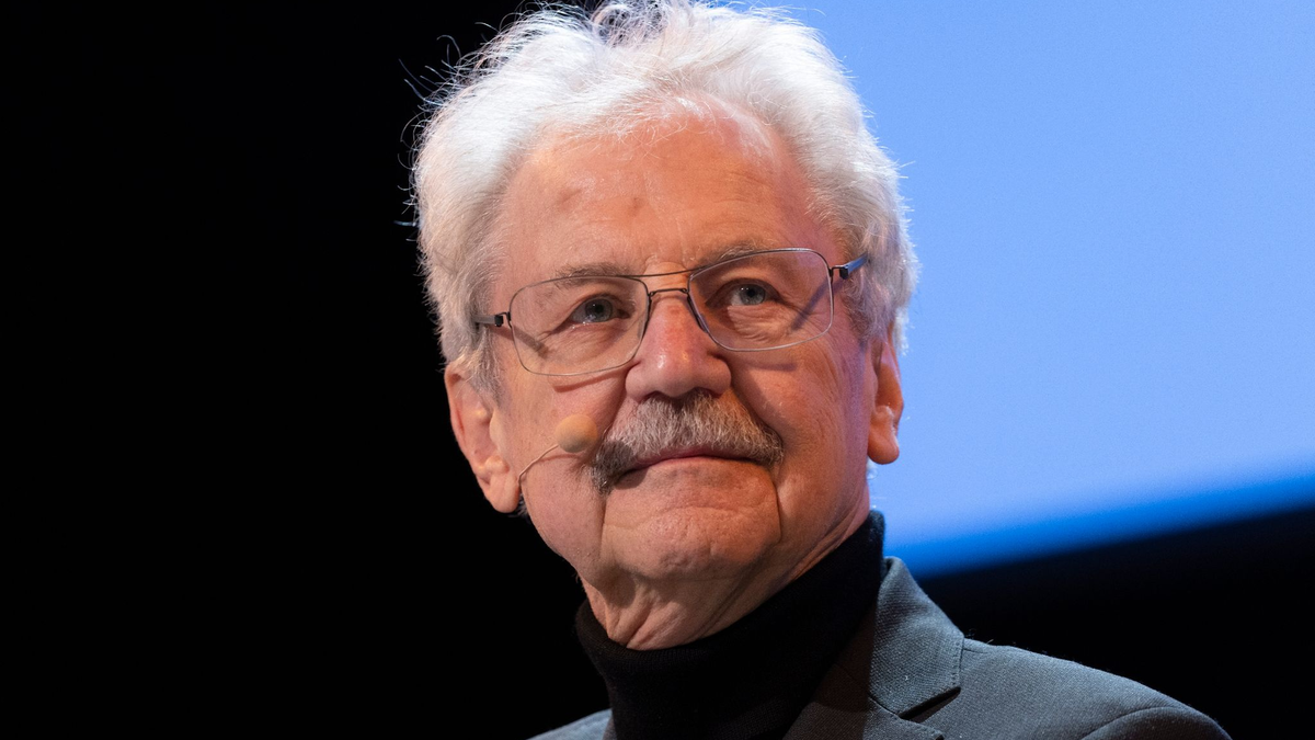 Der Kinderbuchautor Paul Maar sitzt während einer Lesung der Lit.Cologne auf der Bühne. - Foto: Thomas Banneyer/dpa