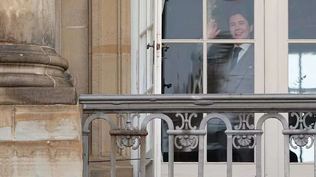 Prinz Christian von Dänemark winkt an seinem 18. Geburtstag aus einem Fenster von Schloss Amalienborg. - Bild: Mads Claus Rasmussen/Ritzau Scanpix/AP/dpa