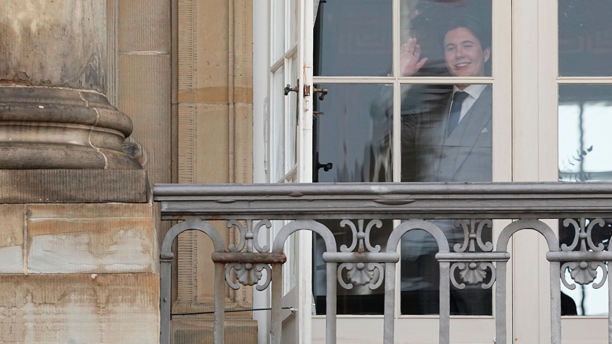 Prinz Christian von Dänemark winkt an seinem 18. Geburtstag aus einem Fenster von Schloss Amalienborg. - Foto: Mads Claus Rasmussen/Ritzau Scanpix/AP/dpa