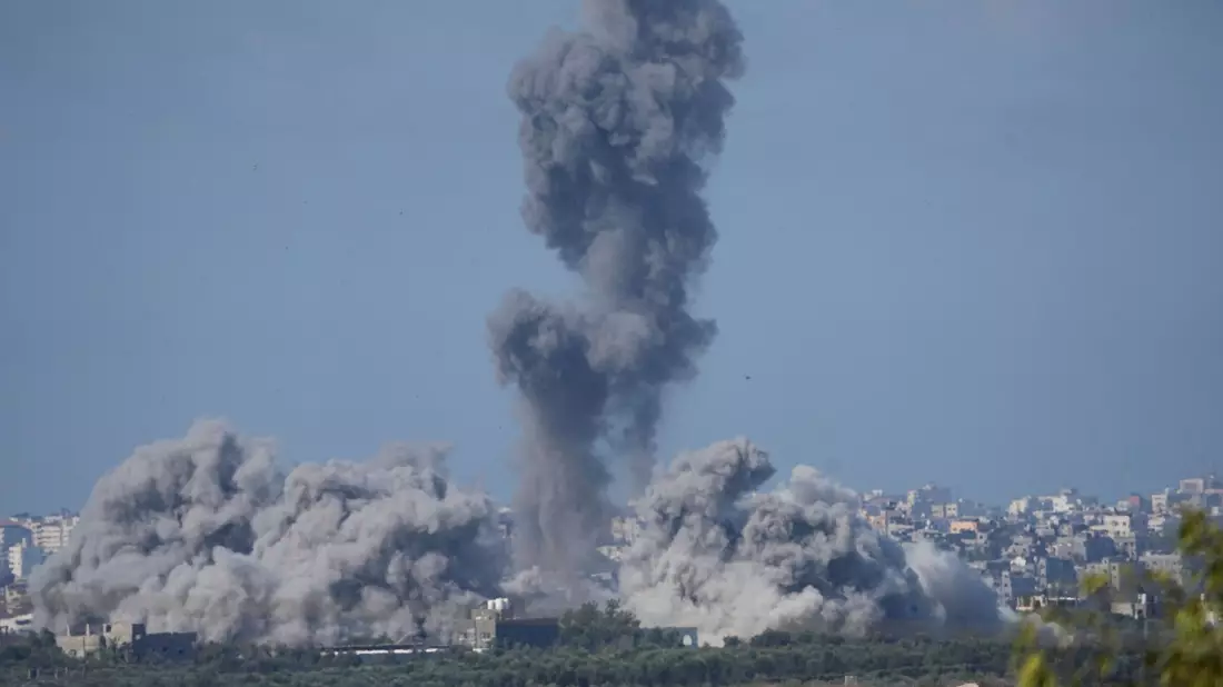 Israelischer Luftangriff auf den Gazastreifen, vom Süden Israels aus gesehen. - Bild: Ariel Schalit/AP/dpa