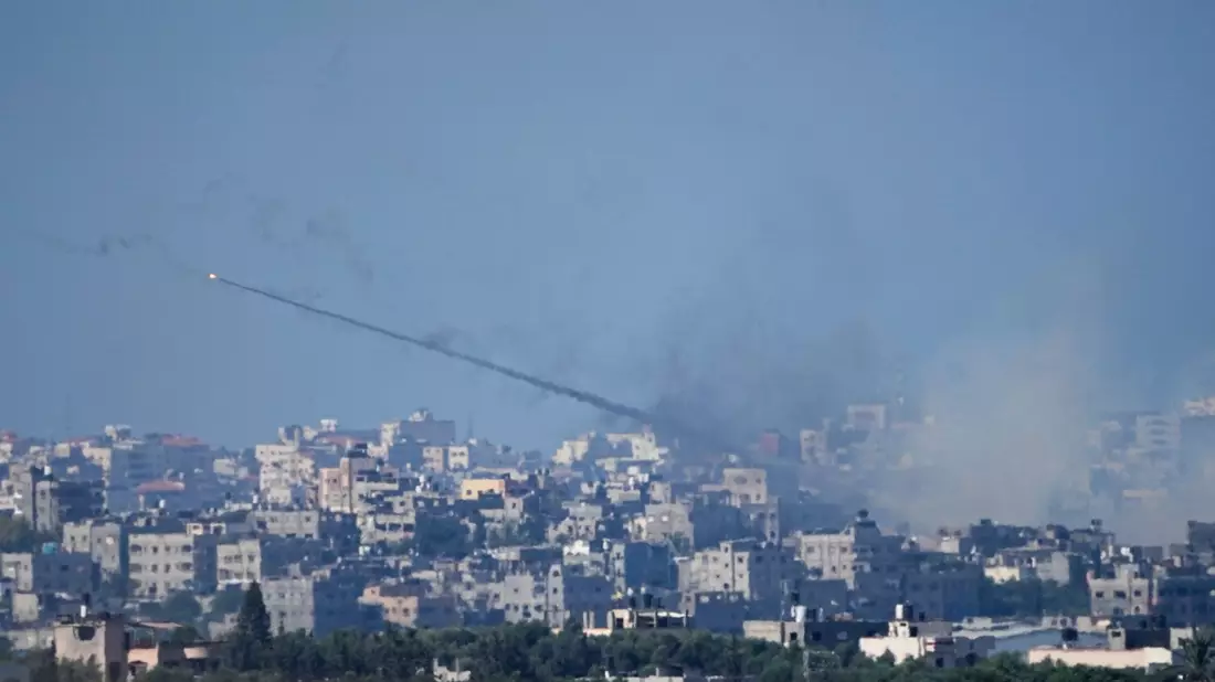 Vom Gazastreifen aus werden weiterhin Raketen auf Israel abgefeuert, so wie hier am Sonnatgvormittag. - Bild: Ariel Schalit/AP/dpa