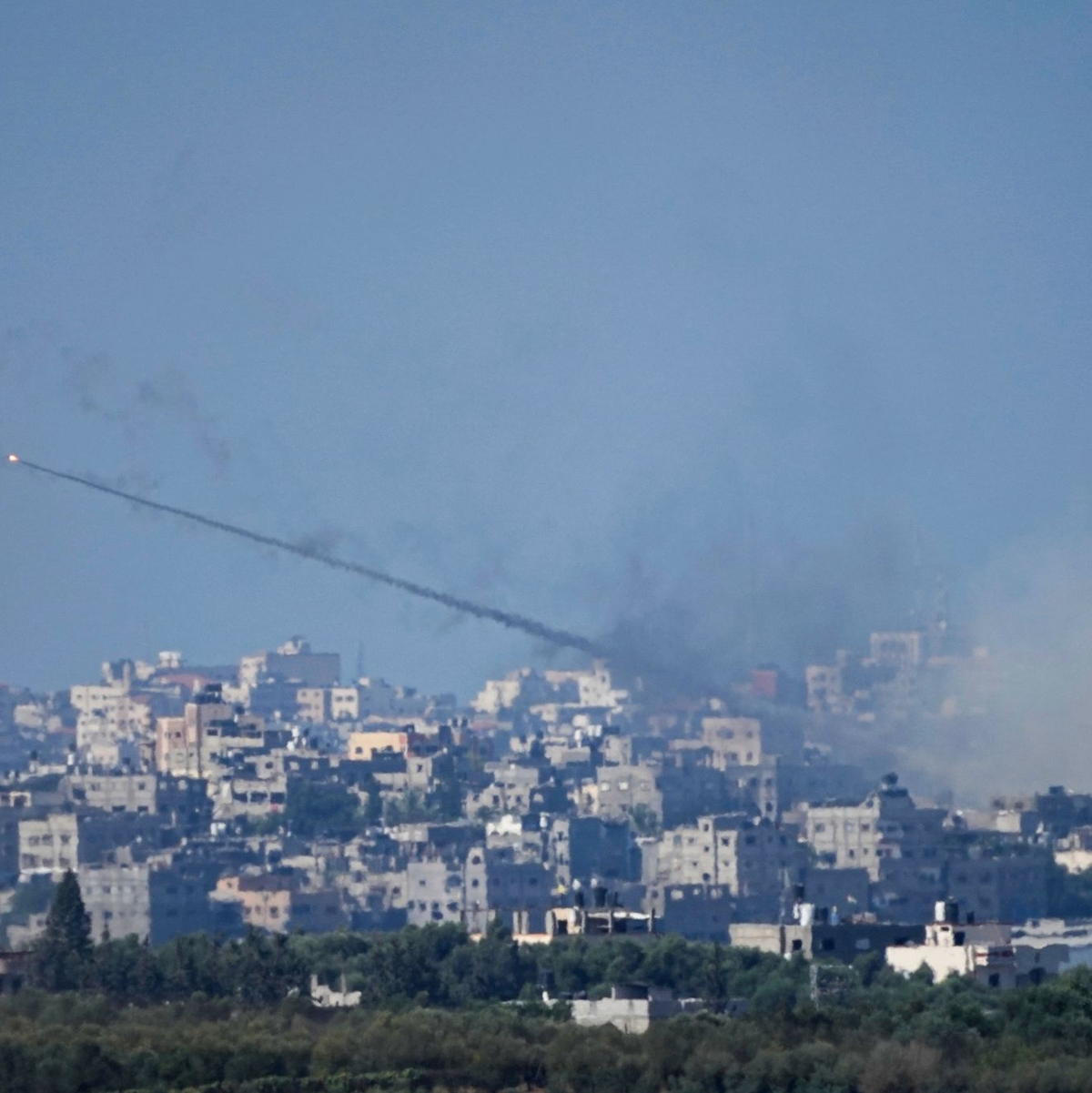 Vom Gazastreifen aus werden weiterhin Raketen auf Israel abgefeuert, so wie hier am Sonnatgvormittag. - Foto: Ariel Schalit/AP/dpa