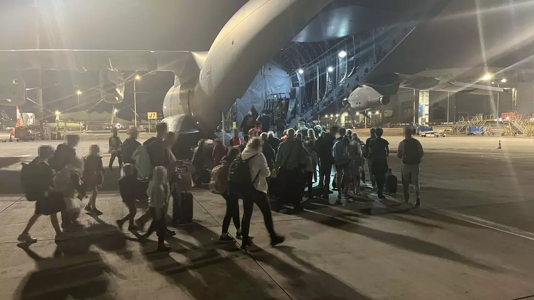 Nun wird doch die Luftwaffe eingesetzt: Die Bundeswehr fliegt deutsche Staatsbürger aus Israel aus. Hier ein Militärtransporter der Bundeswehr auf dem Flughafen von Tel Aviv. - Bild: ---/Bundeswehr/dpa