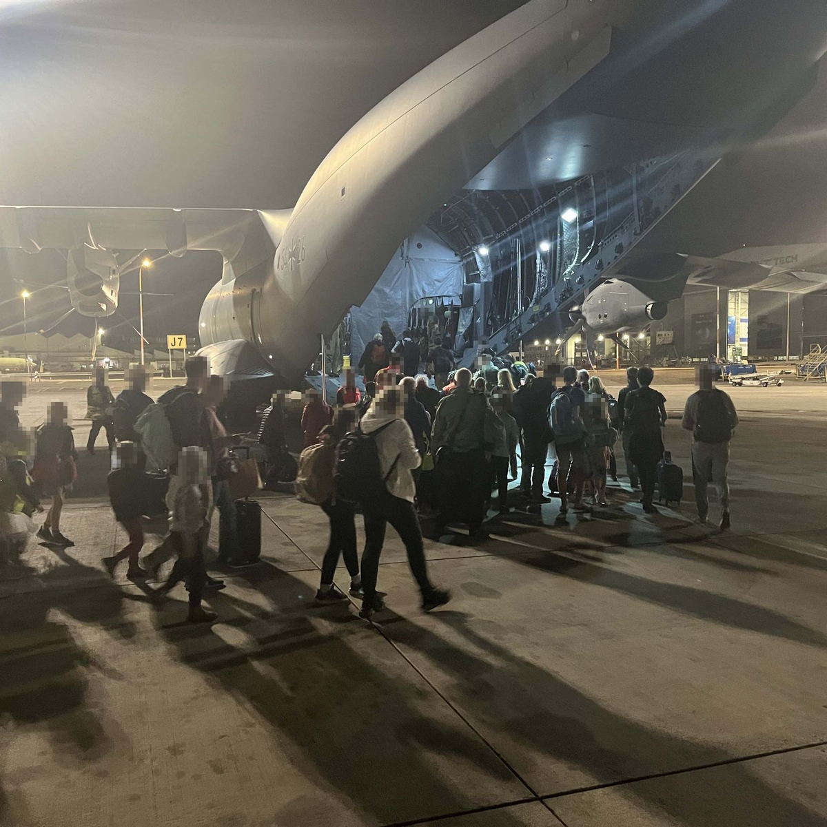 Nun wird doch die Luftwaffe eingesetzt: Die Bundeswehr fliegt deutsche Staatsbürger aus Israel aus. Hier ein Militärtransporter der Bundeswehr auf dem Flughafen von Tel Aviv. - Foto: ---/Bundeswehr/dpa