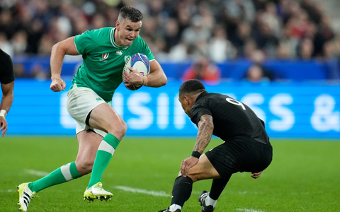 Die Iren um Johnny Sexton (l) verloren gegen Neuseeland. - Foto: Christophe Ena/AP/dpa