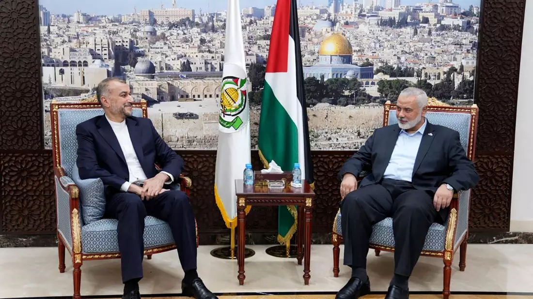 Irans Außenminister Hussein Amirabdollahian (l) im Gespräch mit Hamas-Chef Ismail Hanija in Katars Hauptstadt Doha. - Bild: Uncredited/Iranian Foreign Ministry/AP/dpa