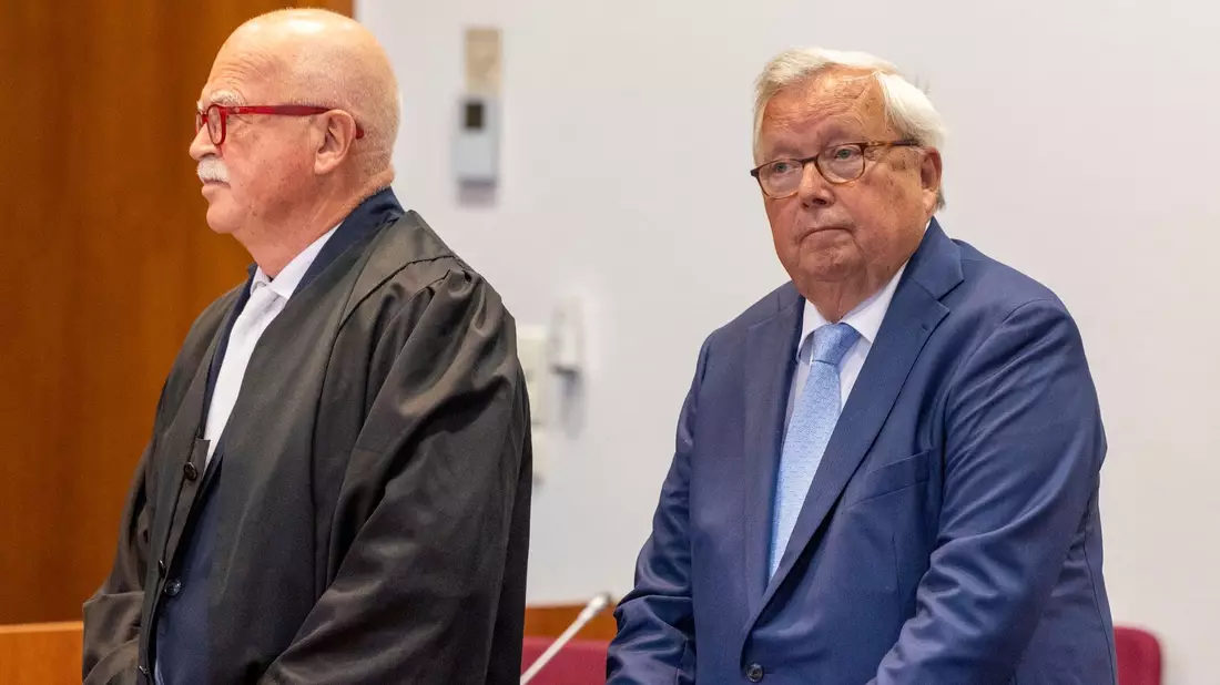 Der angeklagte Bankier Christian Olearius (r) neben seinem Anwalt Peter Gauweiler im Gerichtssaal im Bonner Landgericht. - Bild: Thomas Banneyer/dpa