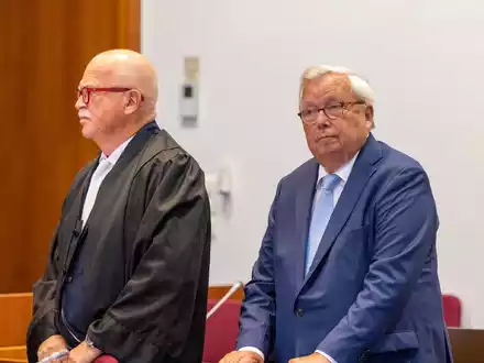 Der angeklagte Bankier Christian Olearius (r) neben seinem Anwalt Peter Gauweiler im Gerichtssaal im Bonner Landgericht. - Foto: Thomas Banneyer/dpa