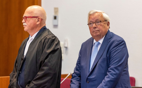 Der angeklagte Bankier Christian Olearius (r) neben seinem Anwalt Peter Gauweiler im Gerichtssaal im Bonner Landgericht. - Foto: Thomas Banneyer/dpa