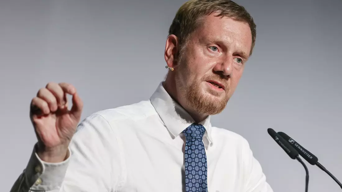 Sachsens Ministerpräsident Michael Kretschmer fordert Leistungen für ausreisepflichtige Menschen zu kürzen. - Bild: Jan Woitas/dpa